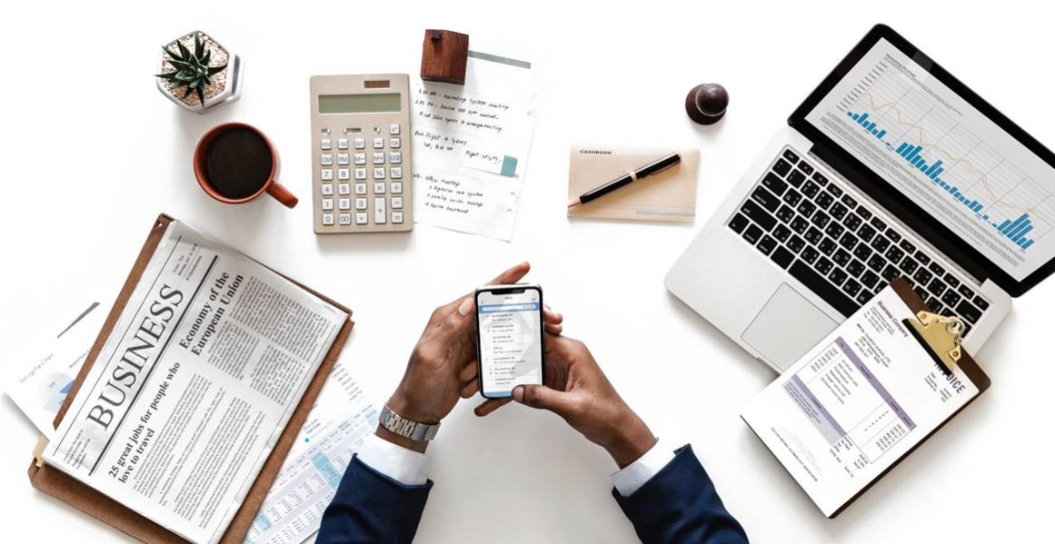 Bureau de travail : dossiers, calculatrice, ordinateur et téléphone